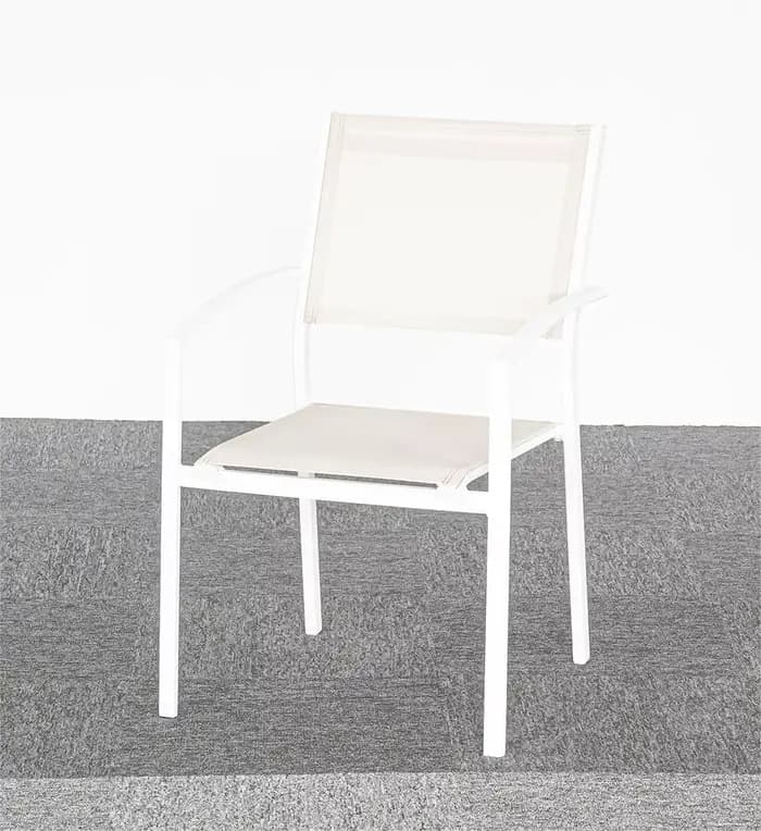 Tables et chaises pliantes d'extérieur pour un jardin polyvalent.