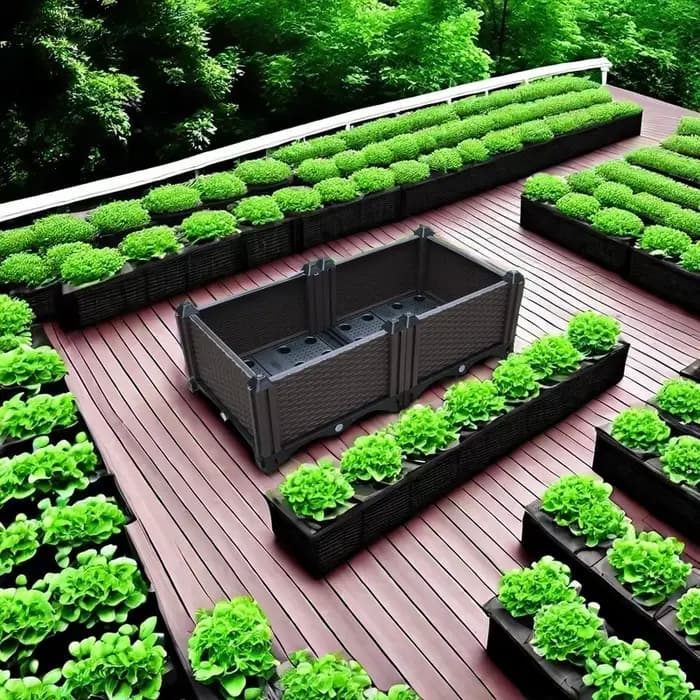 Un pot de légumes et de fleurs assemblés sur le balcon sur le terrain du jardin du parc