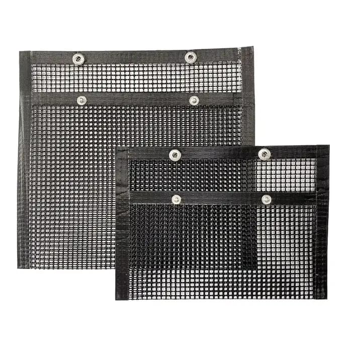 Le sac de barbecue garde les petites aliments tombant à travers les grilles. Fête au