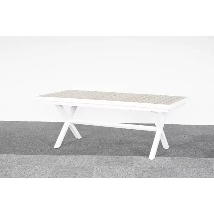 Tables et chaises pliantes d'extérieur pour un jardin polyvalent.