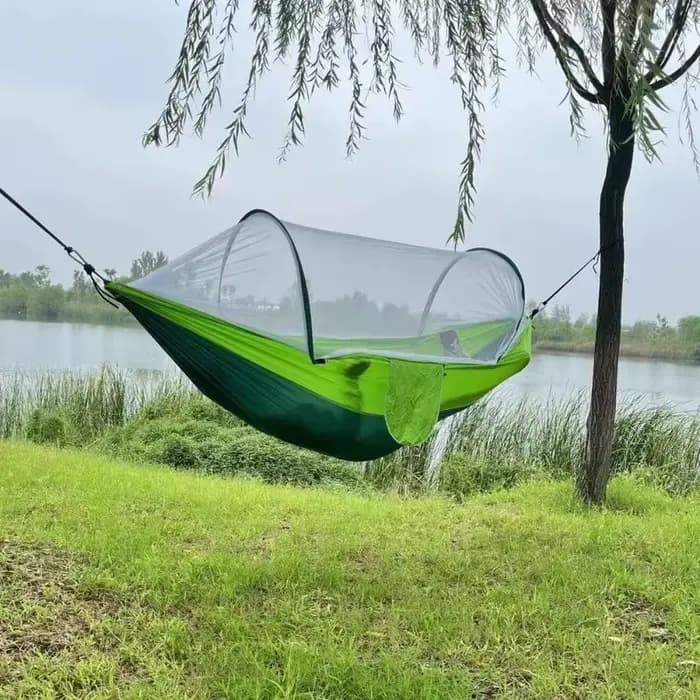 Lit suspendu hamac de camping en plein air avec moustiquaire