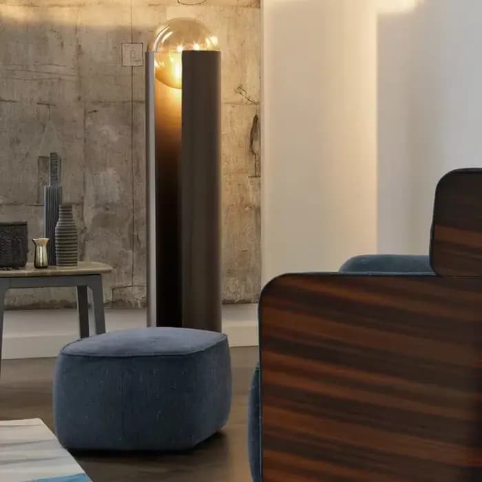 Lampe LED autoportante en fer noir