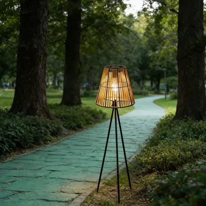 Lampe solaire artisanale en rotin