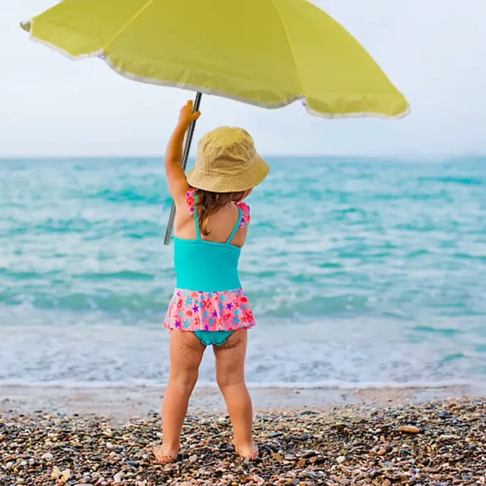 Chaises de plage et parapluies