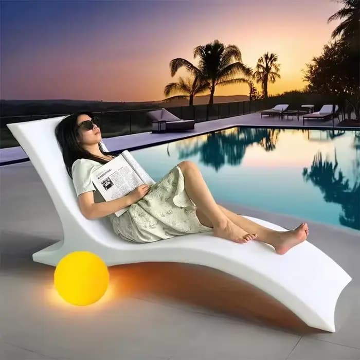Chaises longues en plastique pour loisirs intérieurs et extérieurs pour les vacances