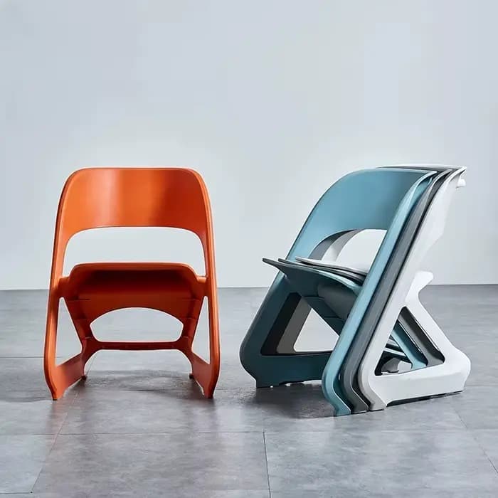Chaise à dossier en plastique moderne et minimaliste pour la salle à manger à domicile