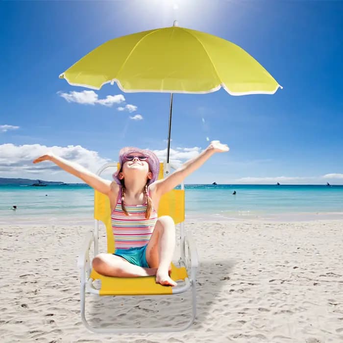 Chaises de plage et parapluies