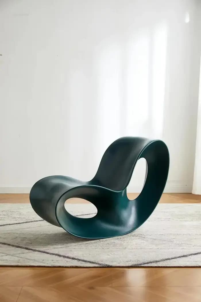 Chaise longue en plastique légère et luxueuse
