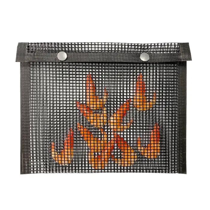 Le sac de barbecue garde les petites aliments tombant à travers les grilles. Fête au