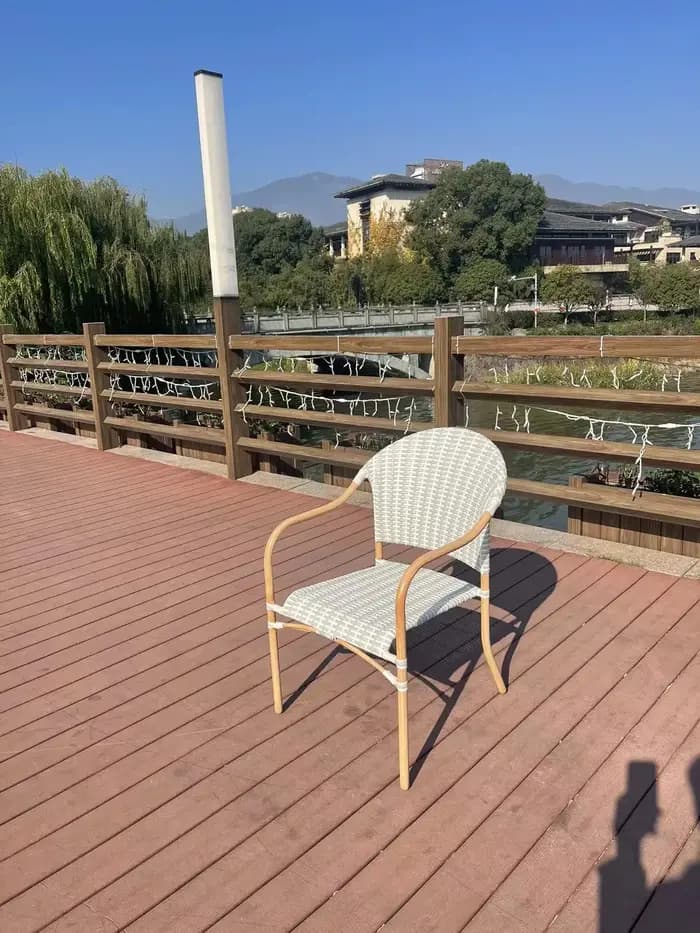 Chaise de bistro français de jardin extérieur