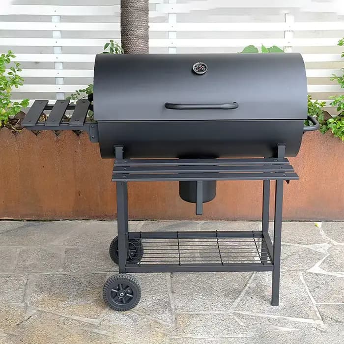 Grand barbecue à charbon de bois sur roulettes avec rôtissoire