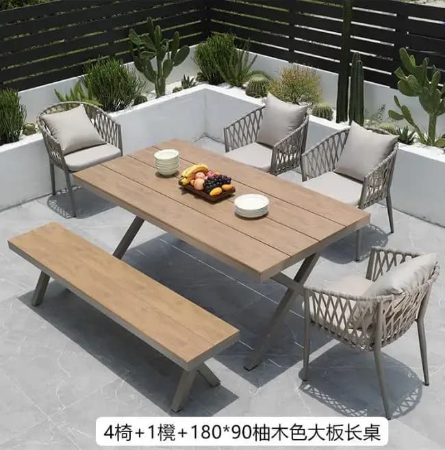 Tables et chaises en rotin