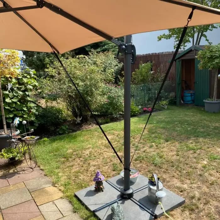 Protection contre le vent pour grands parasols en porte-à-faux