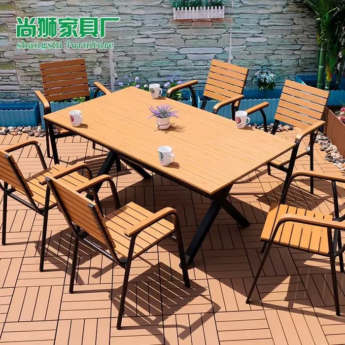 Table et chaise d'extérieur en plastique et bois